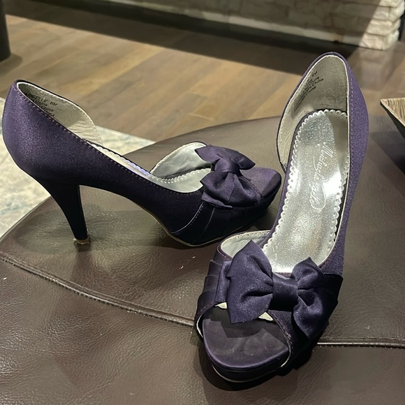 Michelangelo "Maribelle" Size 6 M deep plum Satin Peep Toe High Heel Platform - Picture 1 of 4